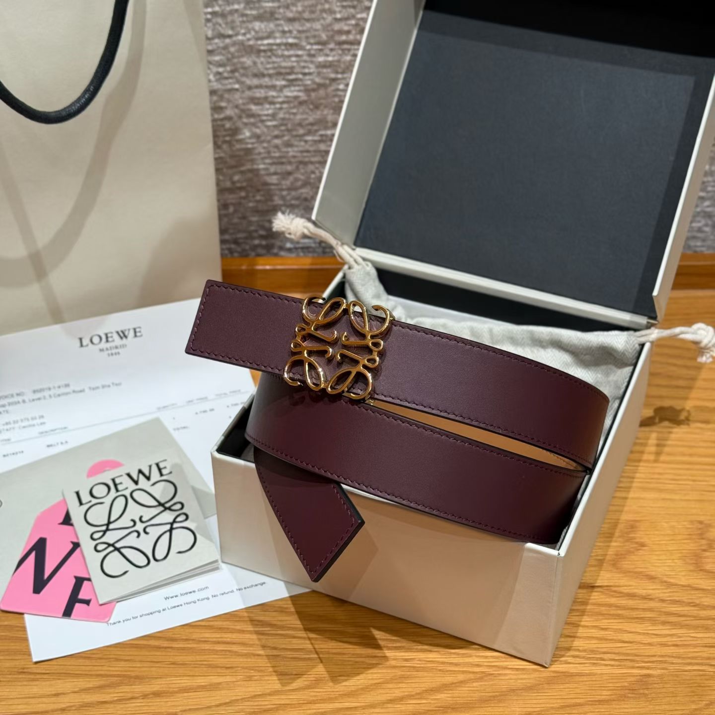 新款女士腰带EWE 意威经典LOGO腰带实用性很强光滑小牛皮双面腰带，配有EWE Anagram搭扣腰带