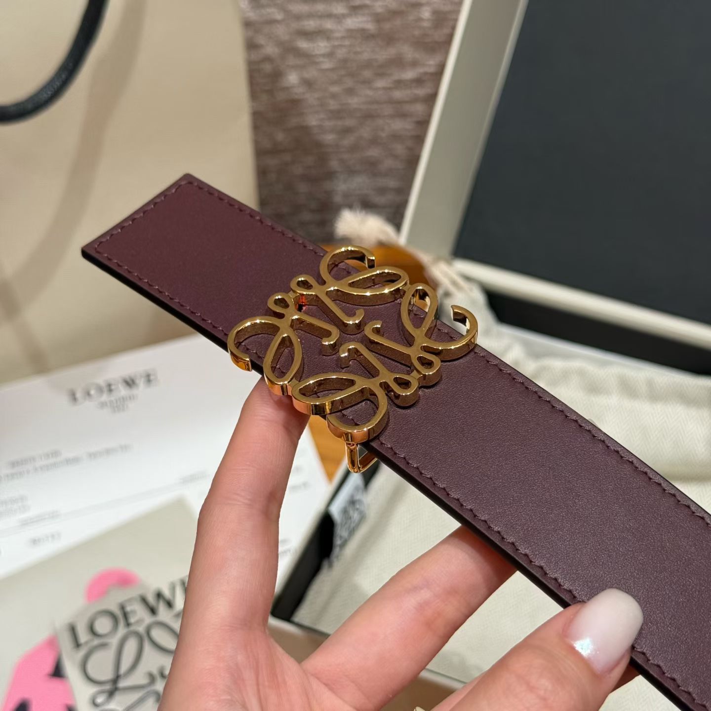 新款女士腰带EWE 意威经典LOGO腰带实用性很强光滑小牛皮双面腰带，配有EWE Anagram搭扣腰带