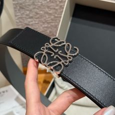 新款女士腰带EWE 意威经典LOGO腰带实用性很强光滑小牛皮双面腰带,配有EWE Anagram搭扣腰带 新款女士腰带EWE 意威经典LOGO腰带实用性很强光滑小牛皮双面腰带,配有EWE Anagram搭扣腰带