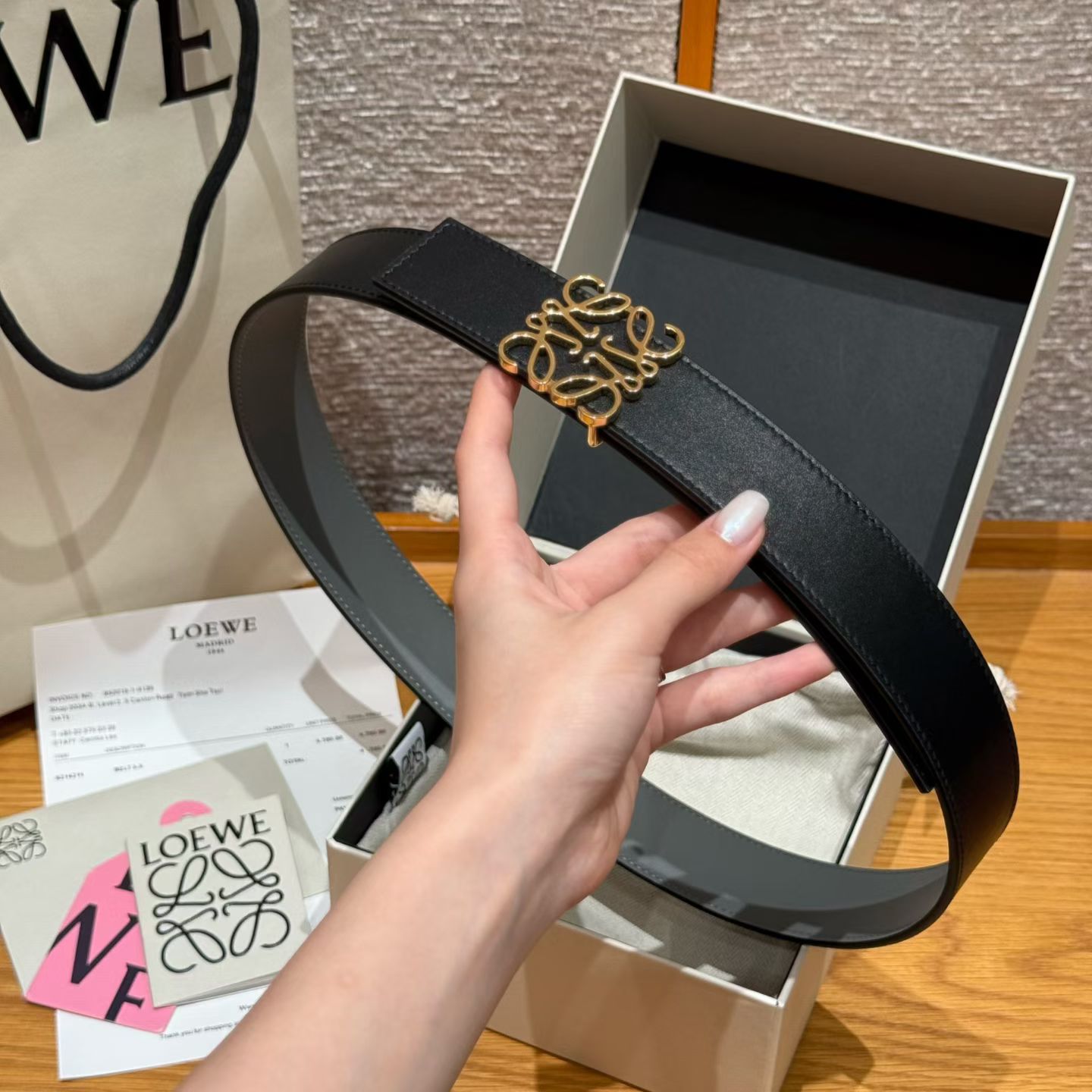 新款女士腰带EWE 意威经典LOGO腰带实用性很强光滑小牛皮双面腰带，配有EWE Anagram搭扣腰带