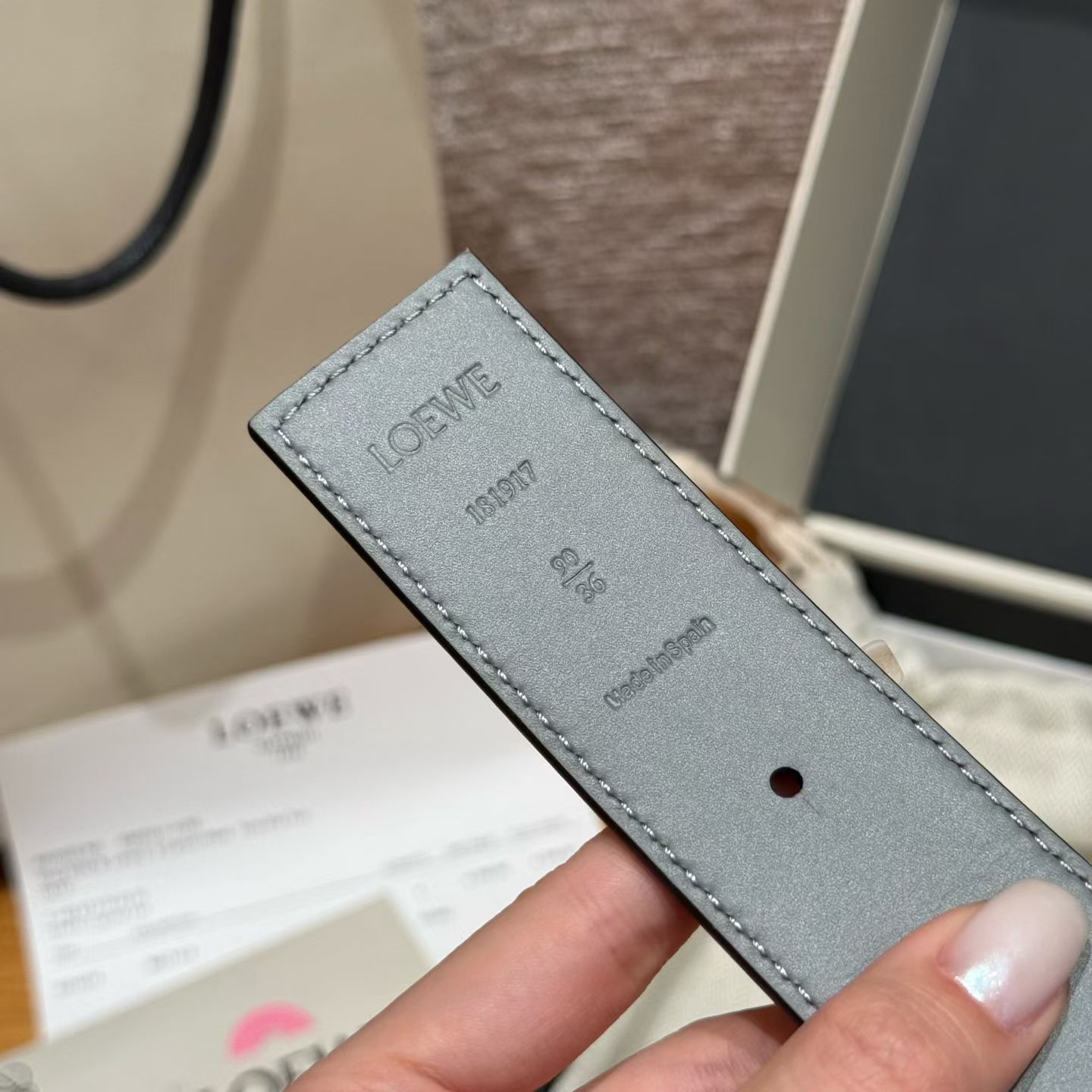 新款女士腰带EWE 意威经典LOGO腰带实用性很强光滑小牛皮双面腰带，配有EWE Anagram搭扣腰带