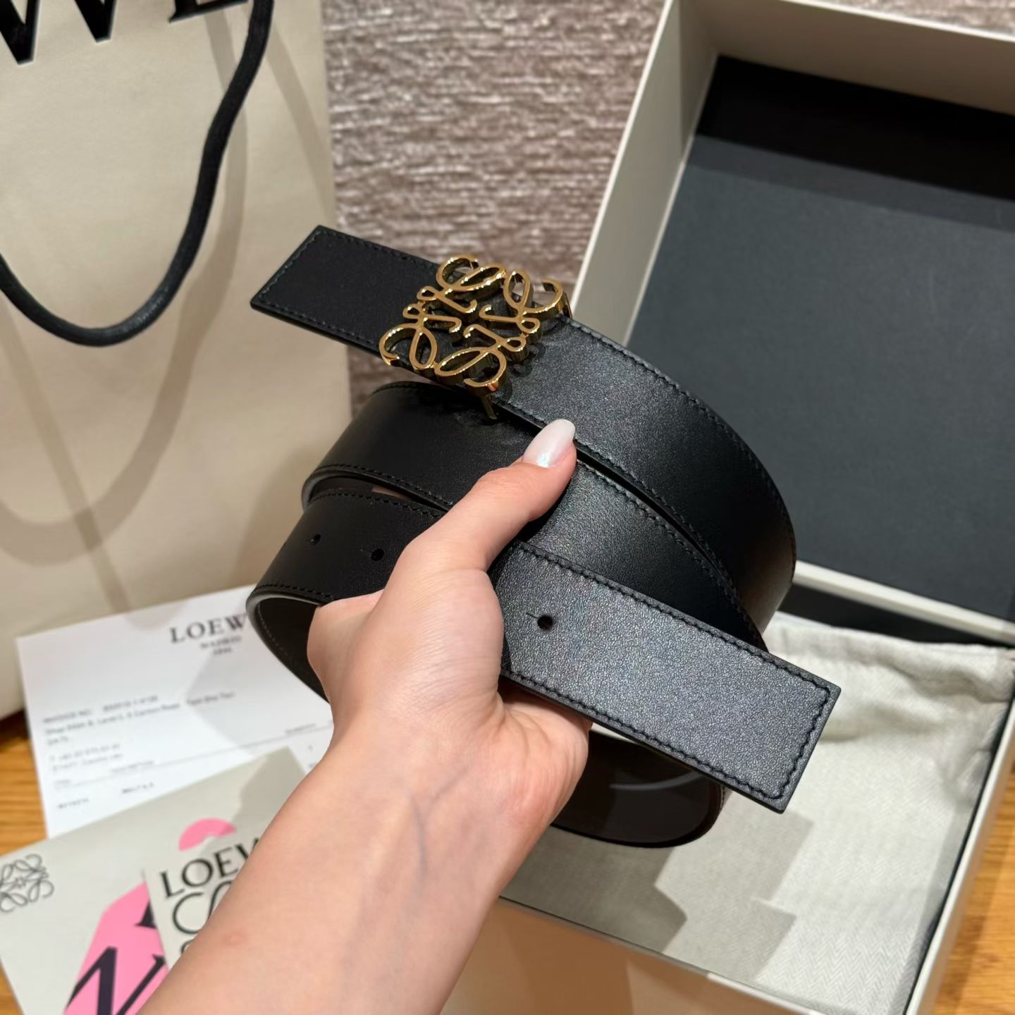NO:861218,Original order New women's belt EWE Yiwei classic LOGO belt is very practical. Smooth calfskin double-sided belt, equipped with EWE Anagram buckle. The belt is very textured, I like ewe's logo design, elegant. Width 32 mm, belt, cowhide19860909原单 新款女士腰带 EWE 意威经典LOGO腰带实用性很强 光滑小牛皮双面腰带,配有EWE Anagram搭扣 腰带非常有质感,喜欢ewe的logo设计,优雅 宽度32毫米,皮带,cowhide,Belt