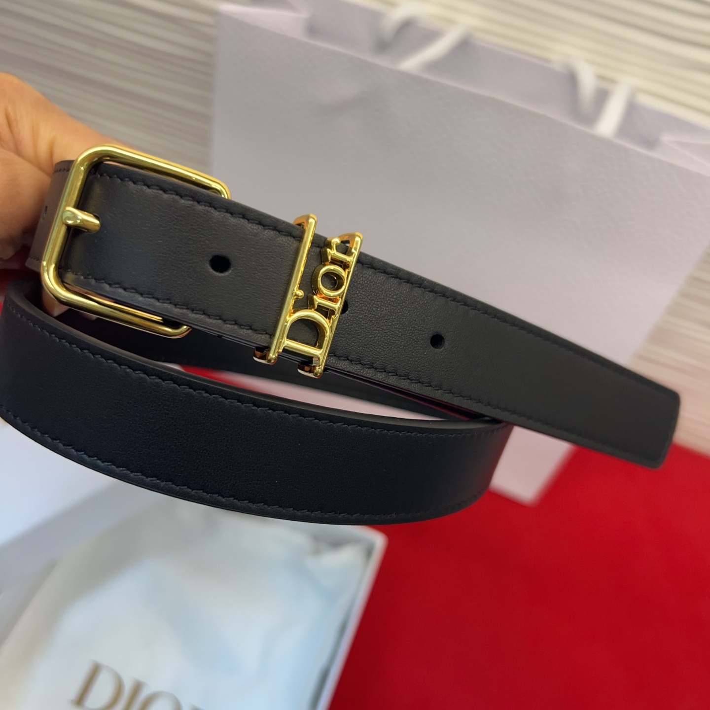 经典标识 饰以金色饰面金属腰带扣 饰环点缀以精心镌刻的藤格纹图案