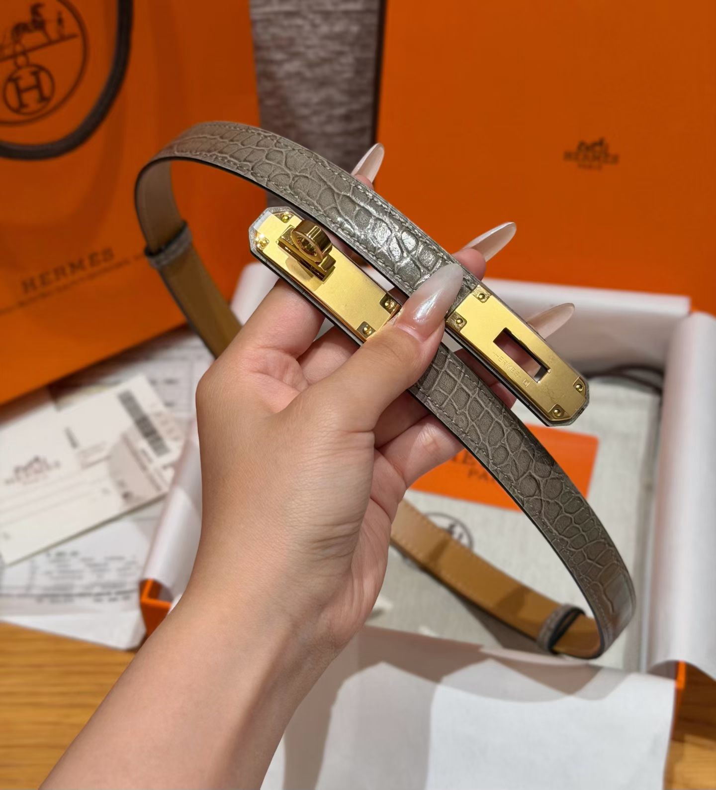 鳄鱼压纹Epsom小牛皮腰带 搭配Kelly皮带扣-Chinese UA Cheap High Quatity Brand Clothes Bags handbags Sneakers wholesale wholesaler seller from China Factory suppliers Fashion Clothing Shoes best Quality Beautiful Price 鳄鱼压纹Epsom小牛皮腰带 搭配Kelly皮带扣