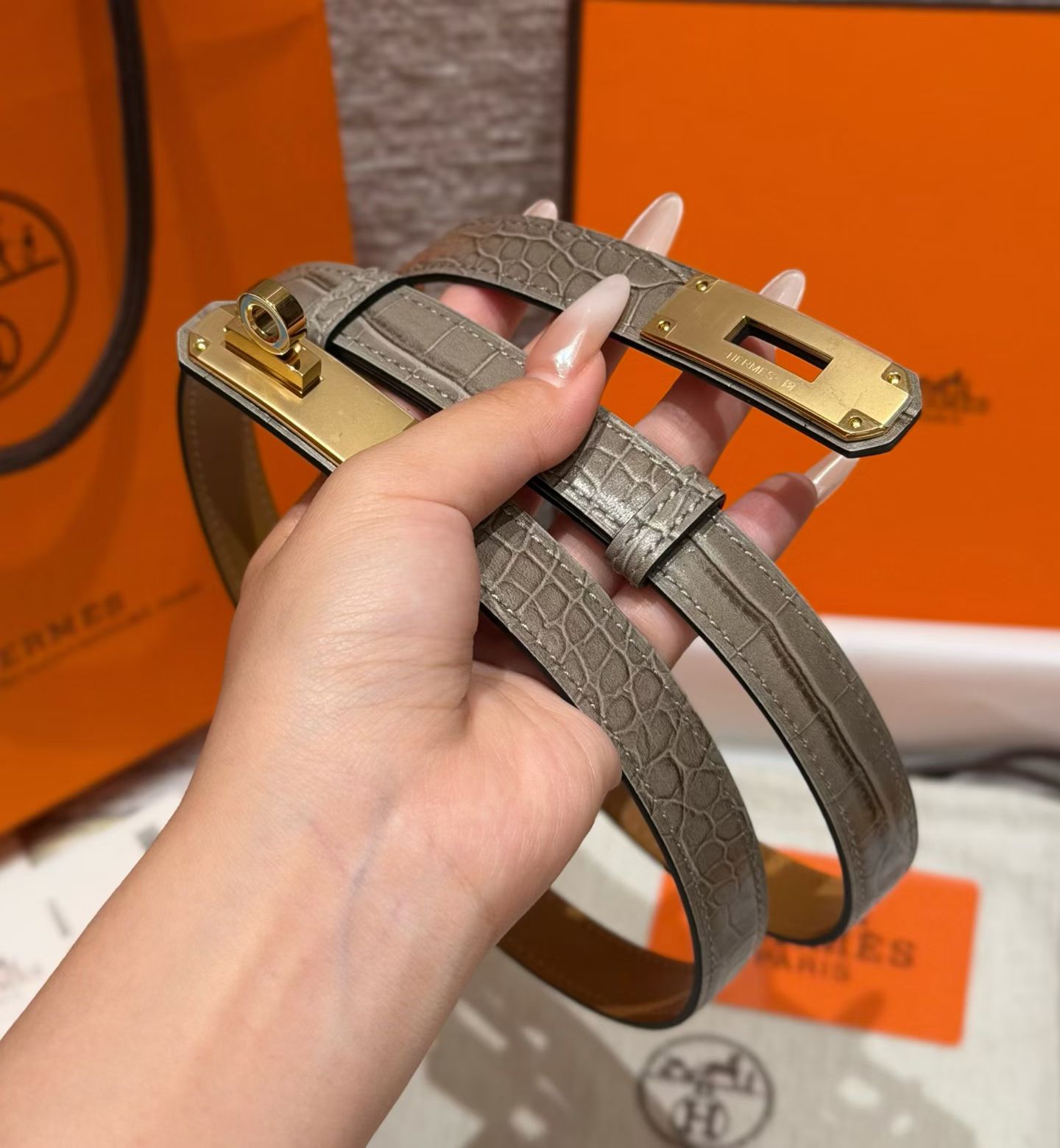 鳄鱼压纹Epsom小牛皮腰带 搭配Kelly皮带扣-Chinese UA Cheap High Quatity Brand Clothes Bags handbags Sneakers wholesale wholesaler seller from China Factory suppliers Fashion Clothing Shoes best Quality Beautiful Price 鳄鱼压纹Epsom小牛皮腰带 搭配Kelly皮带扣