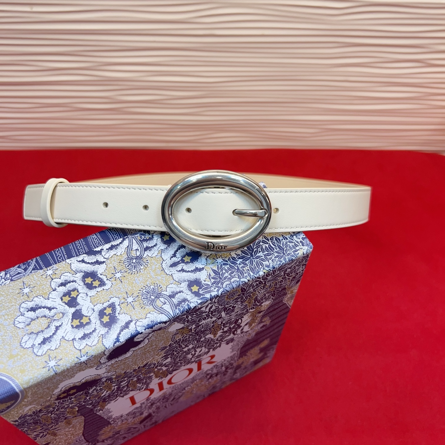 Dior 全新设计，适合日常使用。采用黑色光滑牛皮革精心制作，醒目的复古金色饰面金属腰带扣彰显优雅曲线设