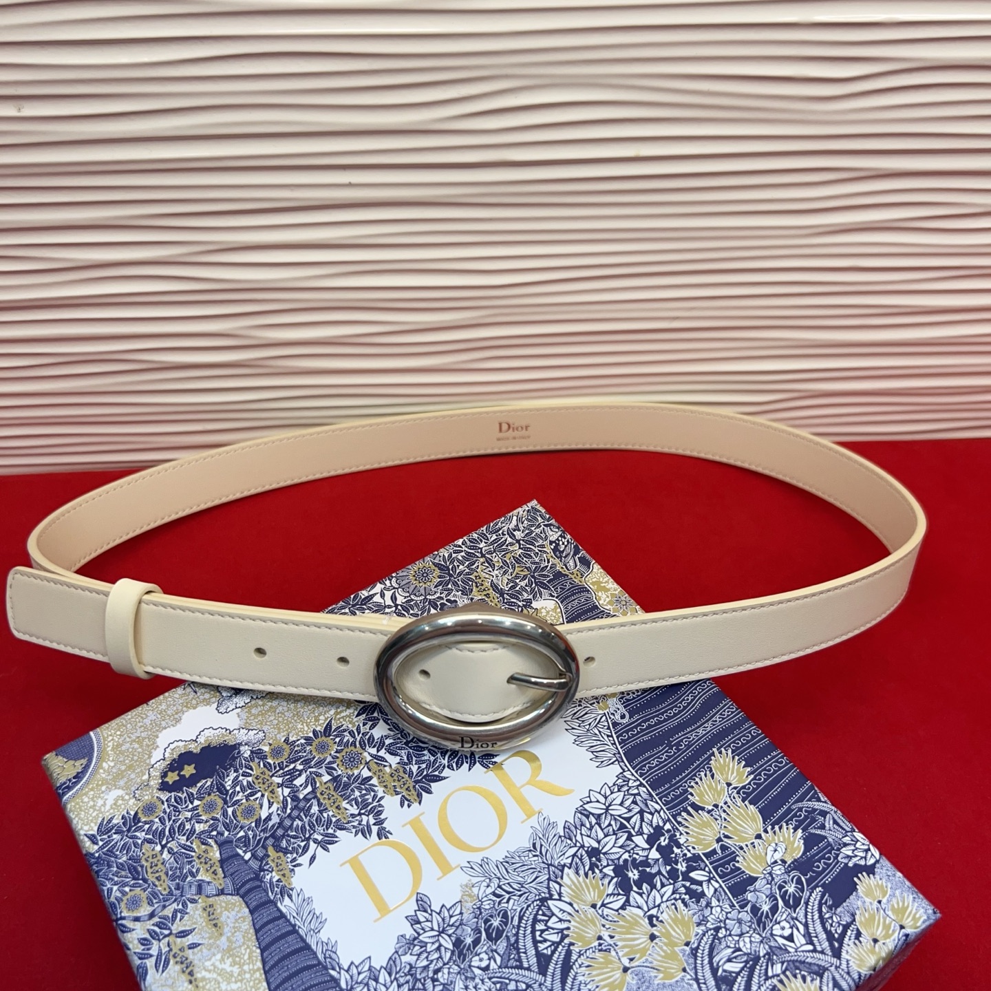 Dior 全新设计，适合日常使用。采用黑色光滑牛皮革精心制作，醒目的复古金色饰面金属腰带扣彰显优雅曲线设