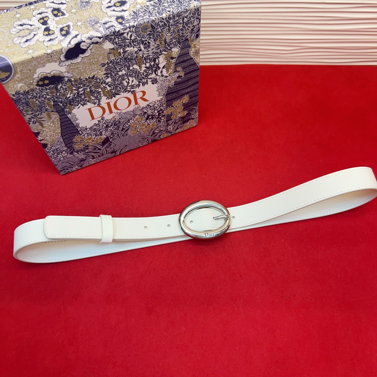 Dior 全新设计，适合日常使用。采用黑色光滑牛皮革精心制作，醒目的复古金色饰面金属腰带扣彰显优雅曲线设