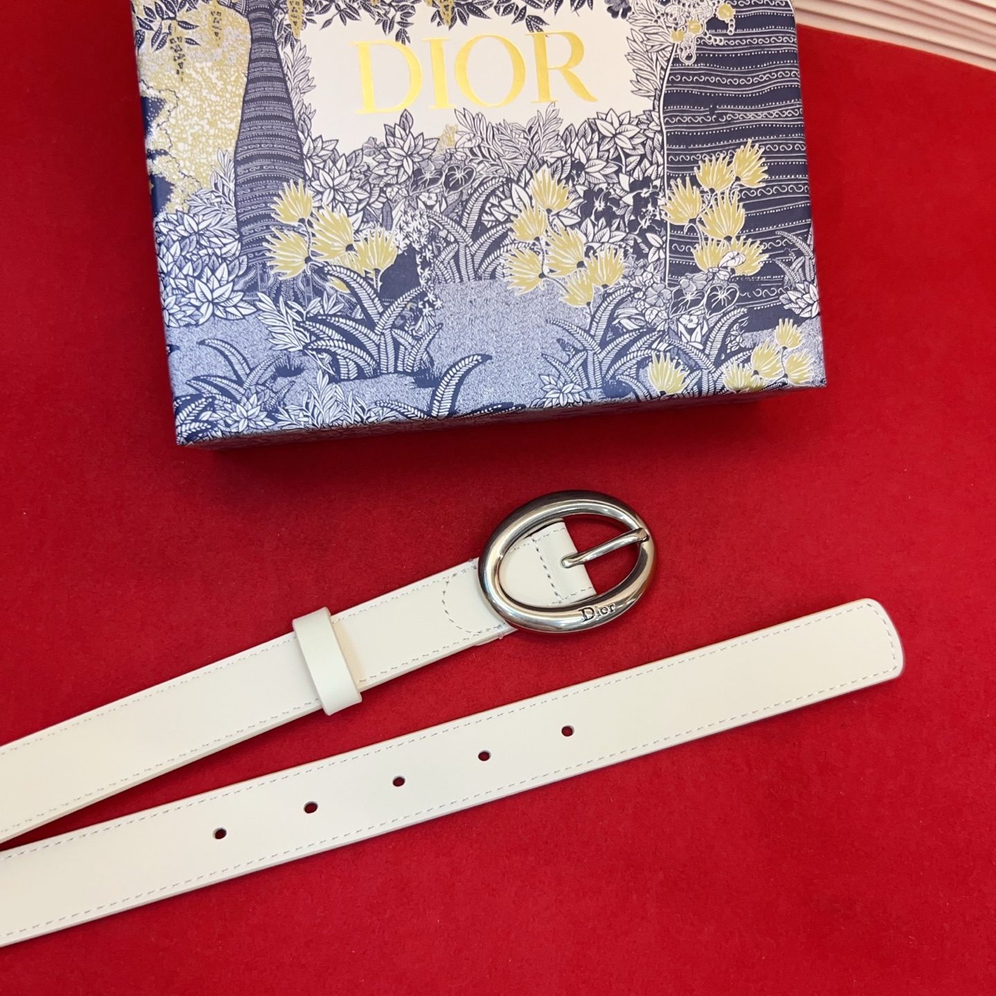 Dior 全新设计，适合日常使用。采用黑色光滑牛皮革精心制作，醒目的复古金色饰面金属腰带扣彰显优雅曲线设