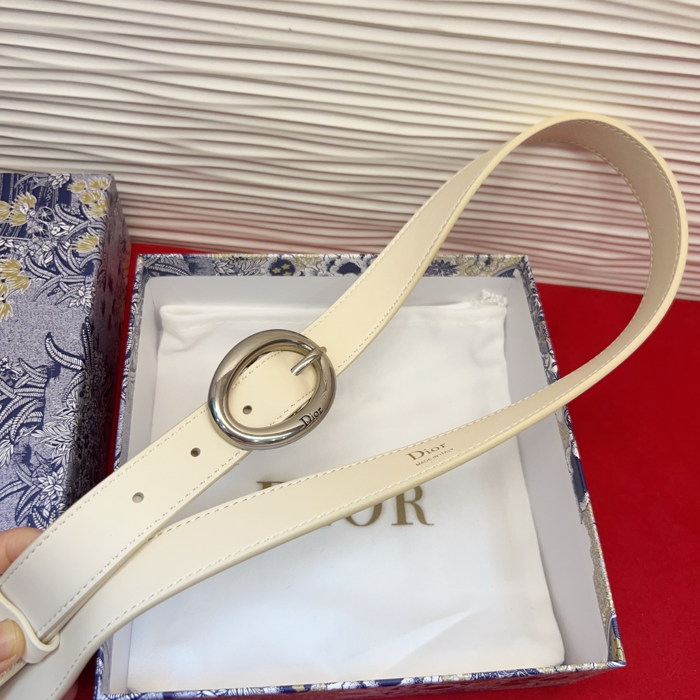 Dior 全新设计，适合日常使用。采用黑色光滑牛皮革精心制作，醒目的复古金色饰面金属腰带扣彰显优雅曲线设