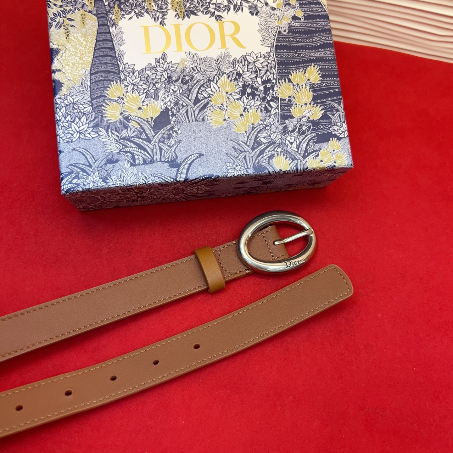 Dior 全新设计，适合日常使用。采用黑色光滑牛皮革精心制作，醒目的复古金色饰面金属腰带扣彰显优雅曲线设