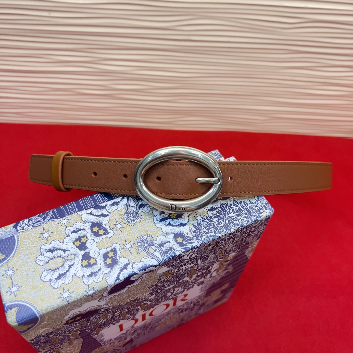 Dior 全新设计，适合日常使用。采用黑色光滑牛皮革精心制作，醒目的复古金色饰面金属腰带扣彰显优雅曲线设