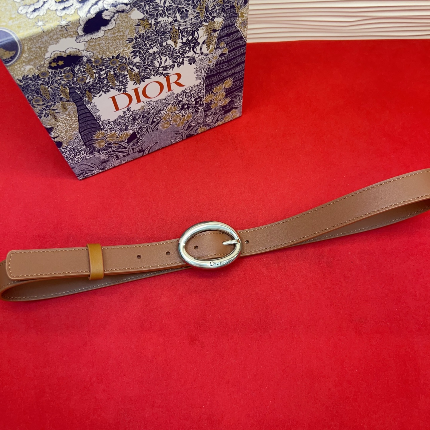 Dior 全新设计，适合日常使用。采用黑色光滑牛皮革精心制作，醒目的复古金色饰面金属腰带扣彰显优雅曲线设