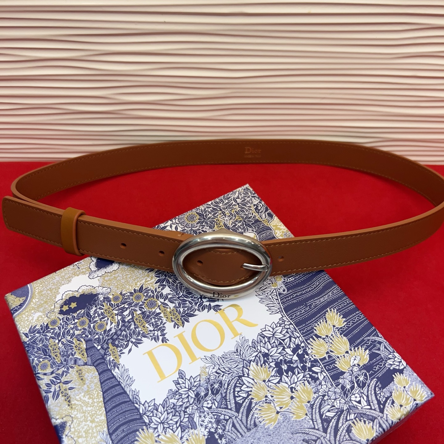 Dior 全新设计，适合日常使用。采用黑色光滑牛皮革精心制作，醒目的复古金色饰面金属腰带扣彰显优雅曲线设