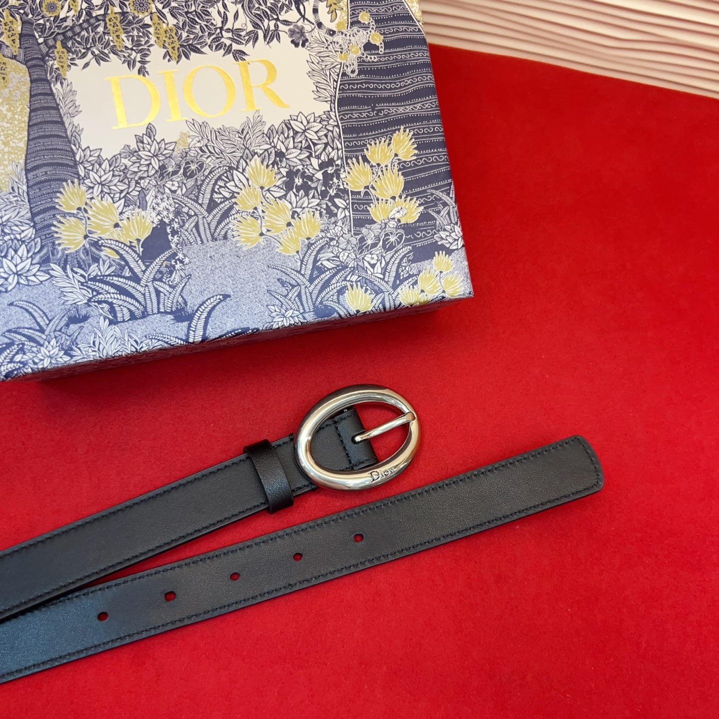 Dior 全新设计，适合日常使用。采用黑色光滑牛皮革精心制作，醒目的复古金色饰面金属腰带扣彰显优雅曲线设
