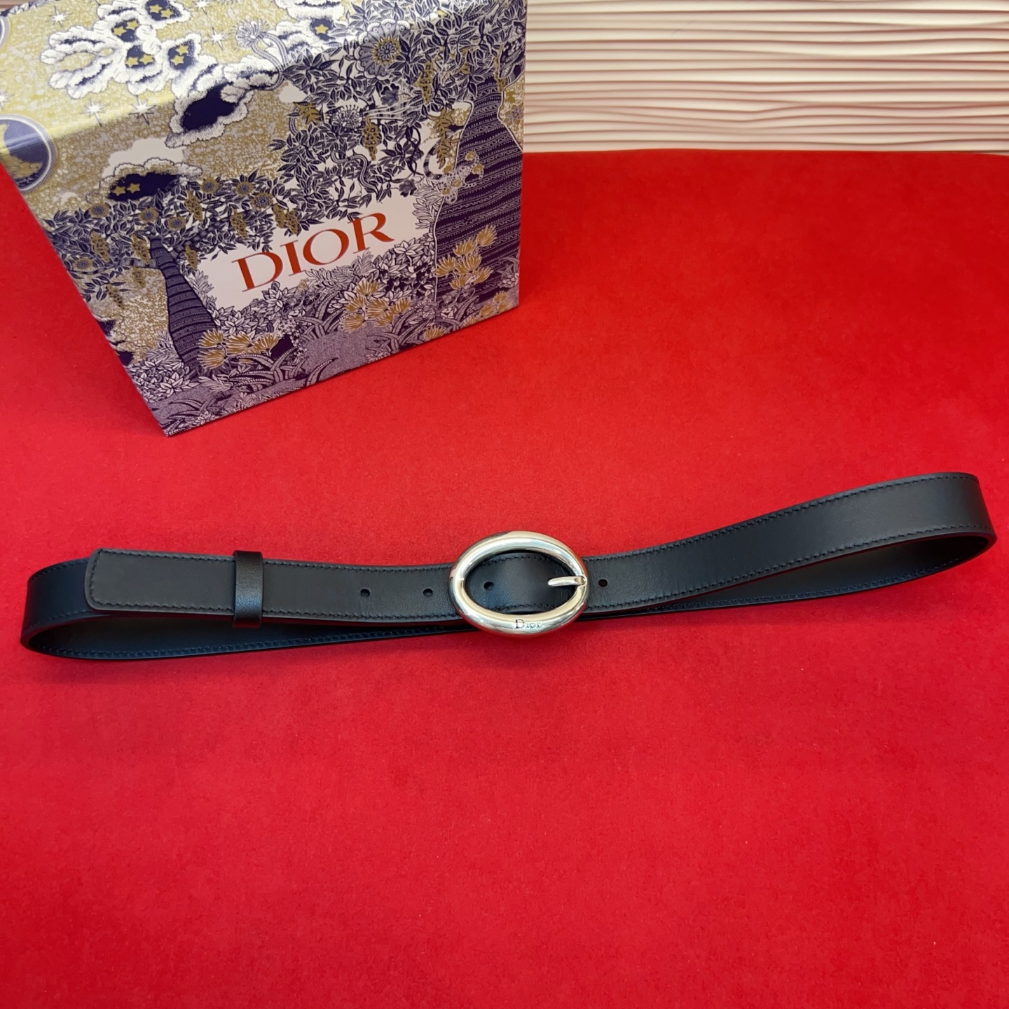 Dior 全新设计，适合日常使用。采用黑色光滑牛皮革精心制作，醒目的复古金色饰面金属腰带扣彰显优雅曲线设
