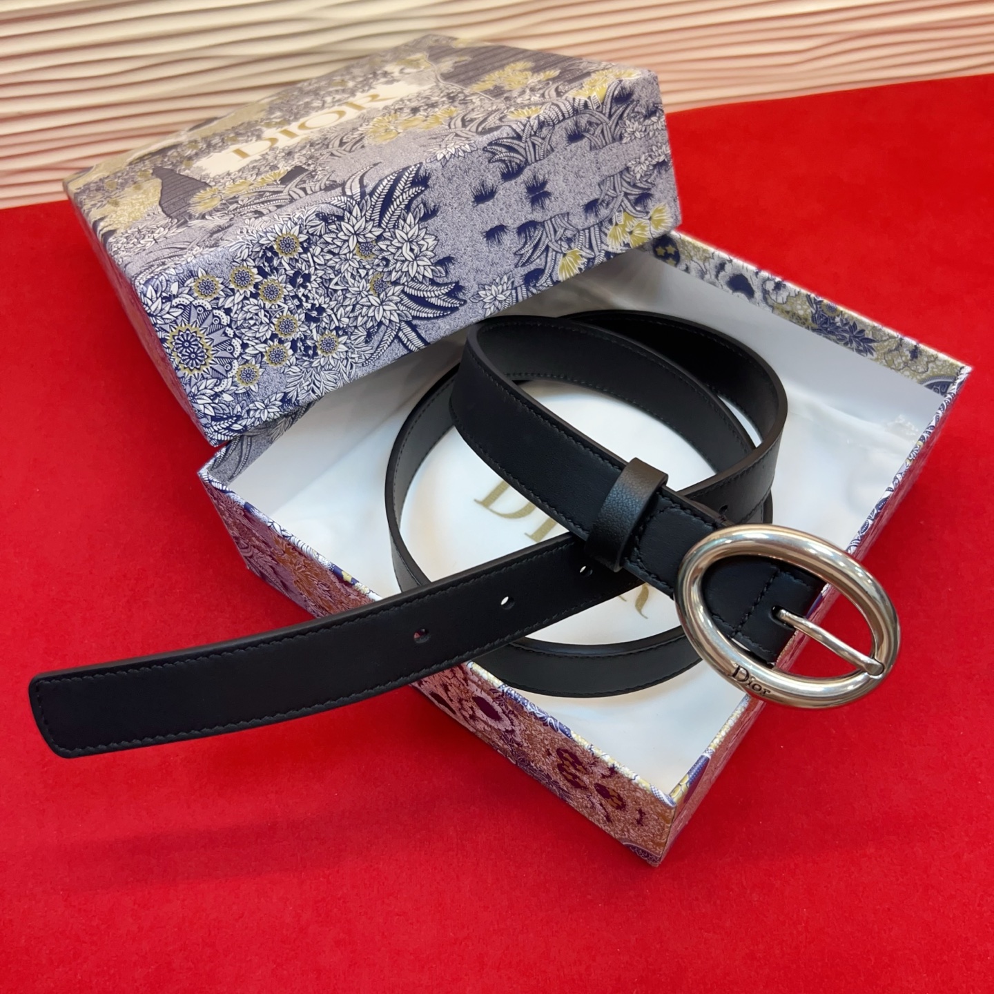 Dior 全新设计，适合日常使用。采用黑色光滑牛皮革精心制作，醒目的复古金色饰面金属腰带扣彰显优雅曲线设