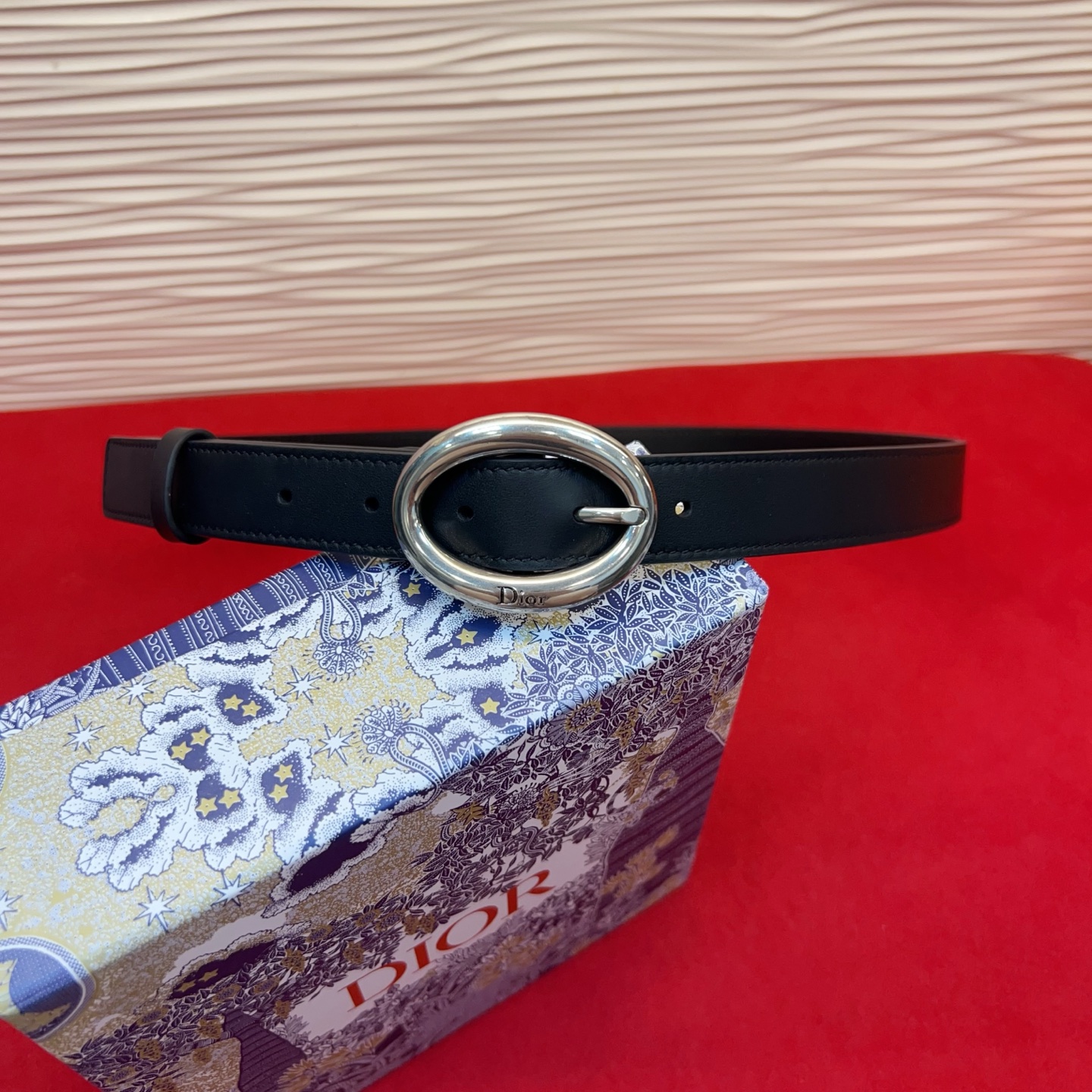 Dior 全新设计，适合日常使用。采用黑色光滑牛皮革精心制作，醒目的复古金色饰面金属腰带扣彰显优雅曲线设