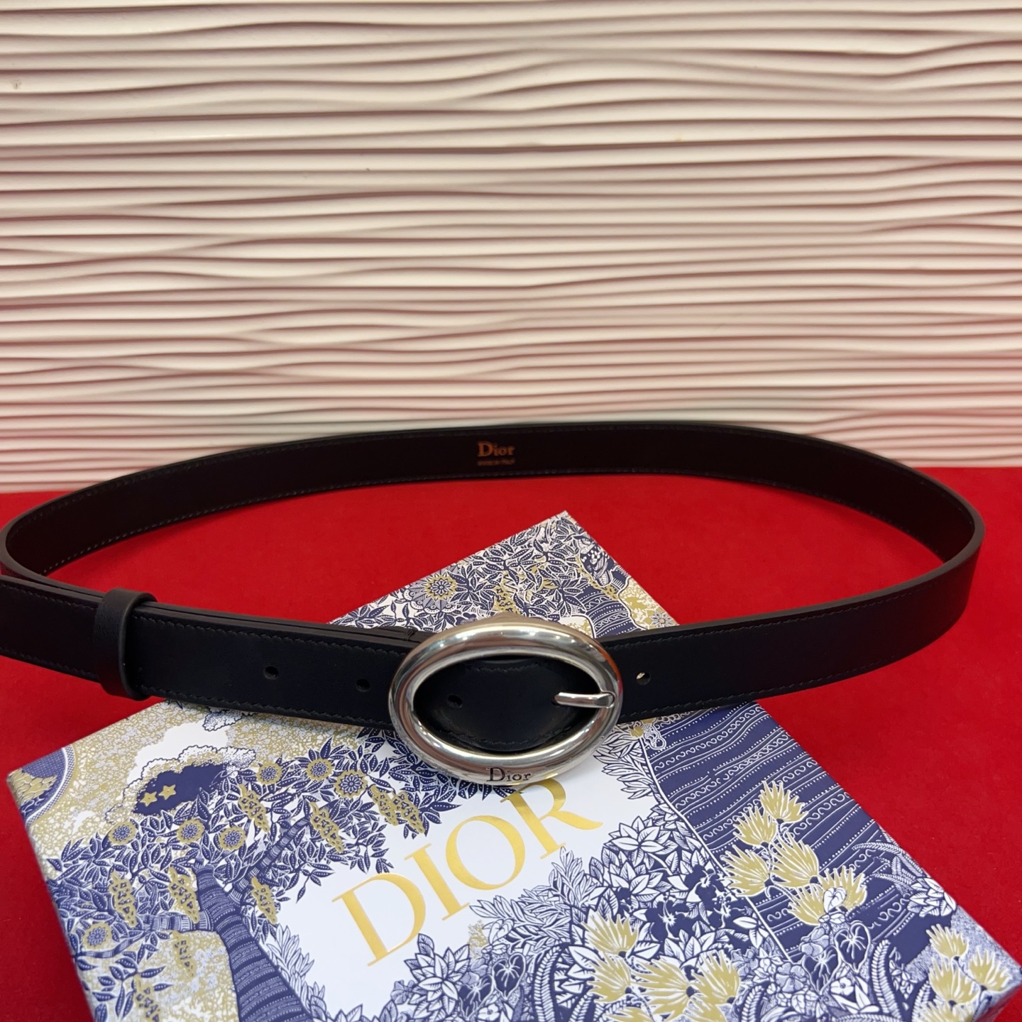 Dior 全新设计，适合日常使用。采用黑色光滑牛皮革精心制作，醒目的复古金色饰面金属腰带扣彰显优雅曲线设