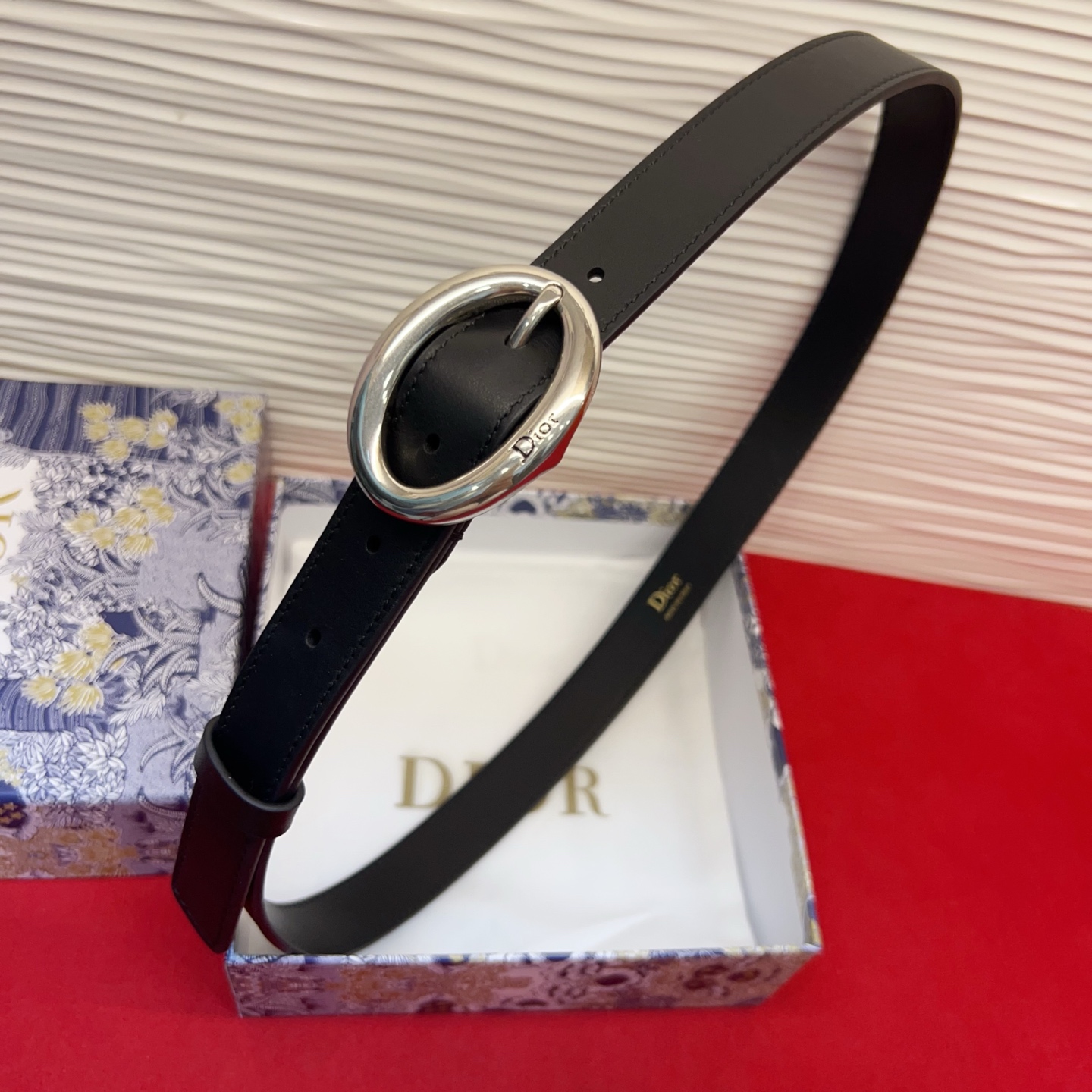 Dior 全新设计，适合日常使用。采用黑色光滑牛皮革精心制作，醒目的复古金色饰面金属腰带扣彰显优雅曲线设