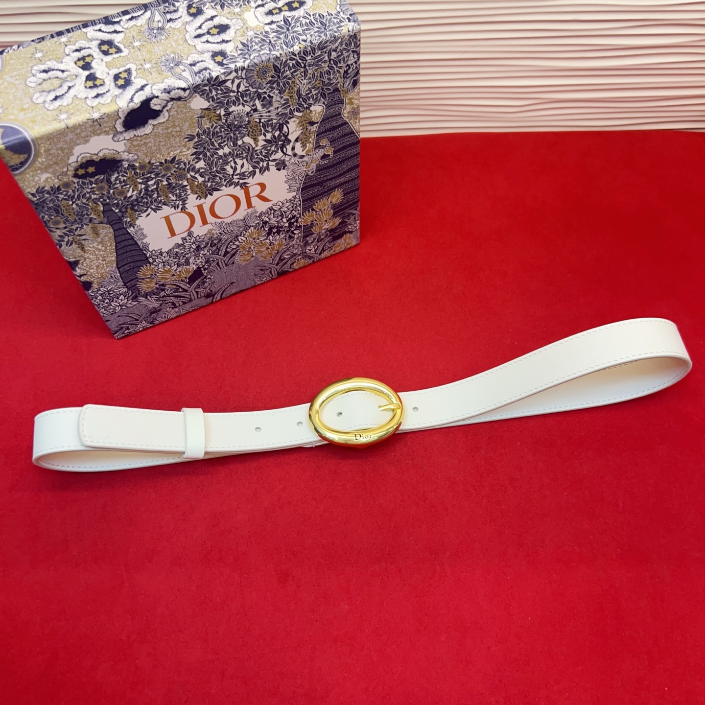 Dior 全新设计，适合日常使用。采用黑色光滑牛皮革精心制作，醒目的复古金色饰面金属腰带扣彰显优雅曲线设