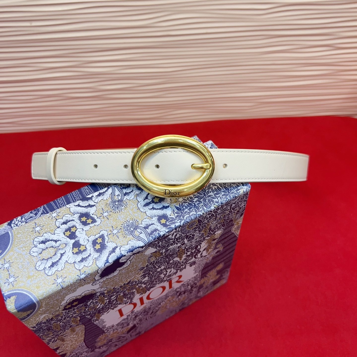 Dior 全新设计，适合日常使用。采用黑色光滑牛皮革精心制作，醒目的复古金色饰面金属腰带扣彰显优雅曲线设