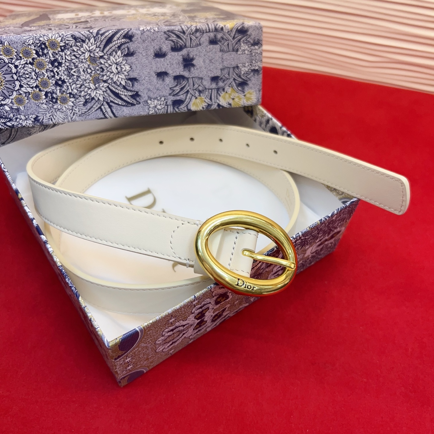 Dior 全新设计，适合日常使用。采用黑色光滑牛皮革精心制作，醒目的复古金色饰面金属腰带扣彰显优雅曲线设