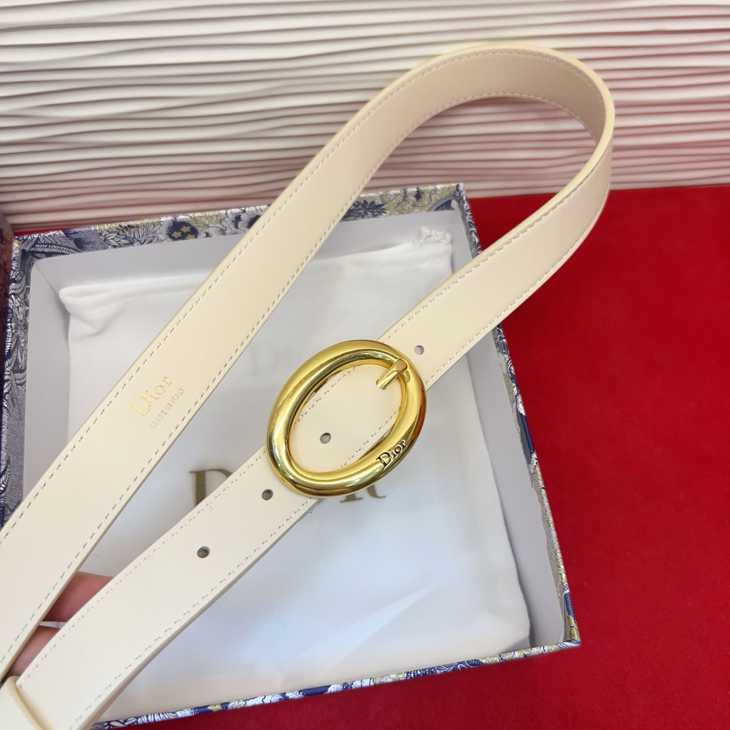 Dior 全新设计，适合日常使用。采用黑色光滑牛皮革精心制作，醒目的复古金色饰面金属腰带扣彰显优雅曲线设