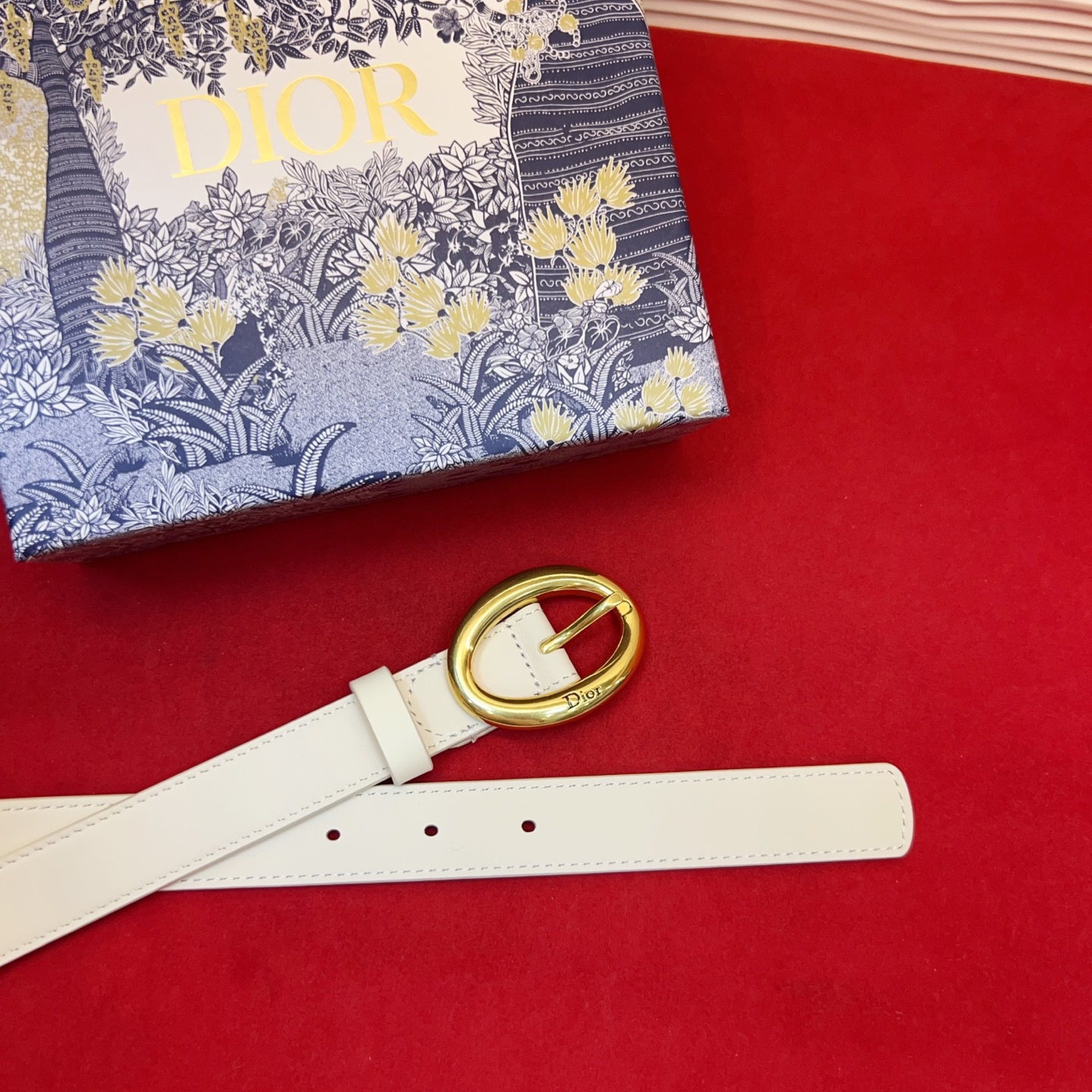 Dior 全新设计，适合日常使用。采用黑色光滑牛皮革精心制作，醒目的复古金色饰面金属腰带扣彰显优雅曲线设