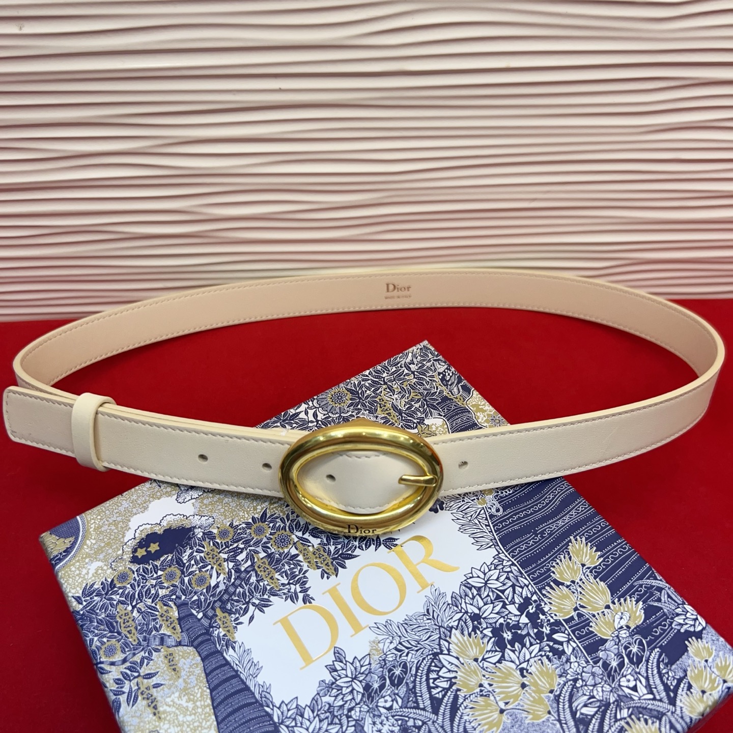 Dior 全新设计，适合日常使用。采用黑色光滑牛皮革精心制作，醒目的复古金色饰面金属腰带扣彰显优雅曲线设