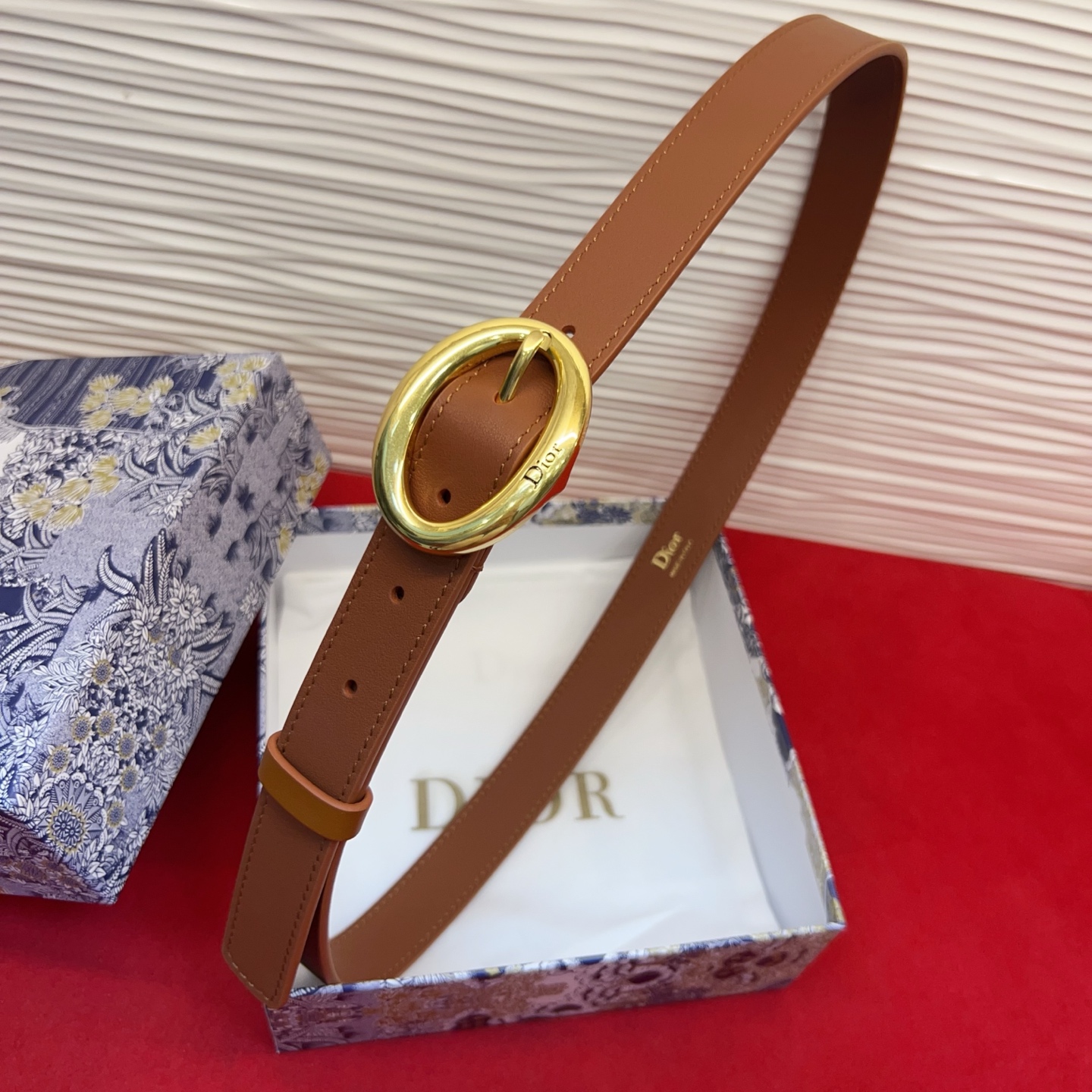 Dior 全新设计，适合日常使用。采用黑色光滑牛皮革精心制作，醒目的复古金色饰面金属腰带扣彰显优雅曲线设