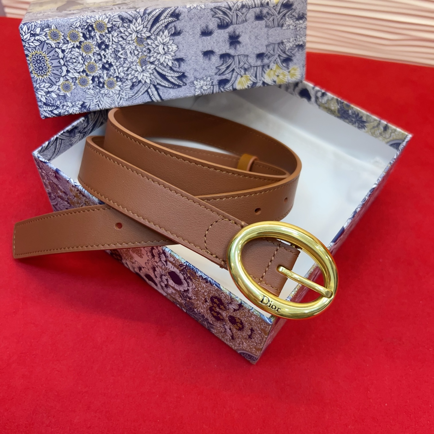 Dior 全新设计，适合日常使用。采用黑色光滑牛皮革精心制作，醒目的复古金色饰面金属腰带扣彰显优雅曲线设