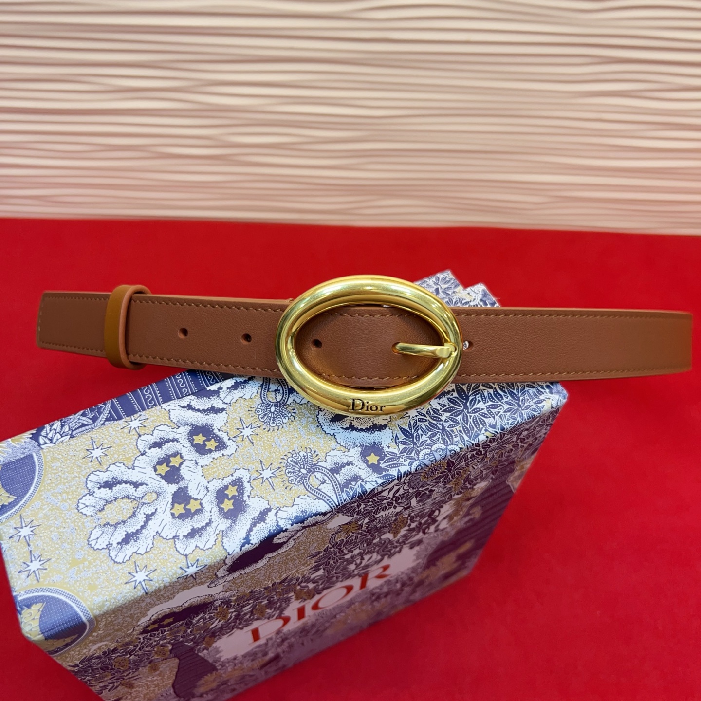 Dior 全新设计，适合日常使用。采用黑色光滑牛皮革精心制作，醒目的复古金色饰面金属腰带扣彰显优雅曲线设
