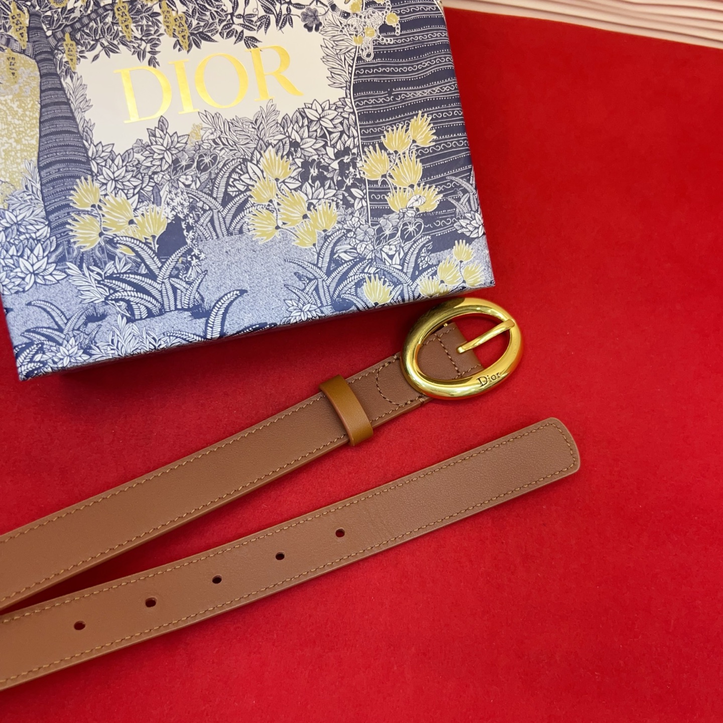 Dior 全新设计，适合日常使用。采用黑色光滑牛皮革精心制作，醒目的复古金色饰面金属腰带扣彰显优雅曲线设