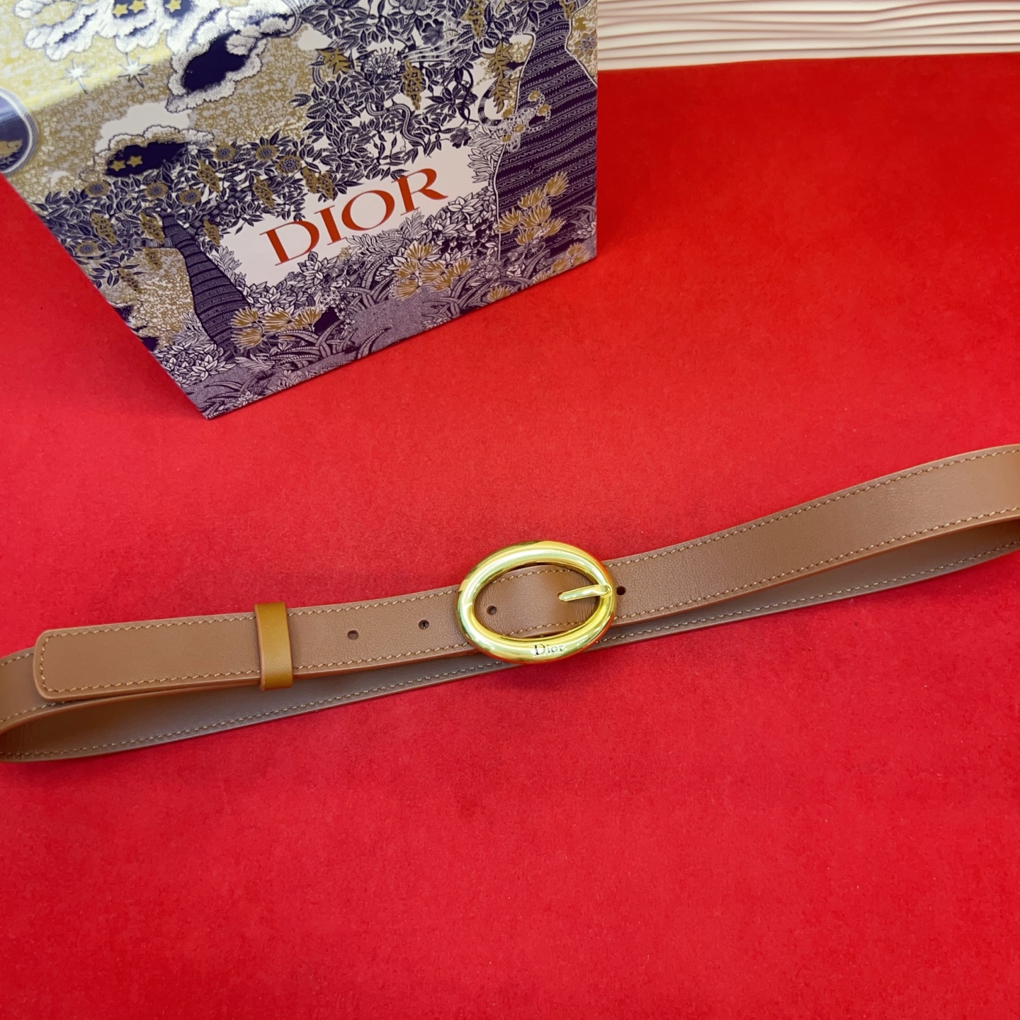 Dior 全新设计，适合日常使用。采用黑色光滑牛皮革精心制作，醒目的复古金色饰面金属腰带扣彰显优雅曲线设