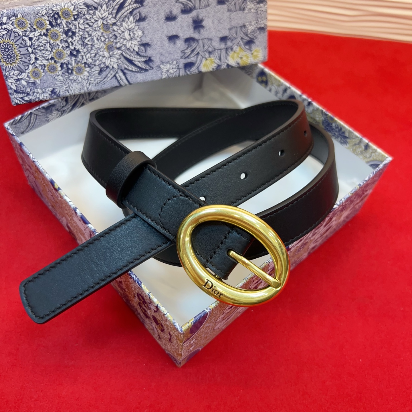 NO:882659,Original Dior new design, suitable for daily use. Carefully crafted from black smooth cowhide, the eye-catching metal belt buckle with vintage gold finish highlights the elegant curve design, embellished with black paint engraved with the Dior logo. It can add a classic style to various styles of the series. 2.5 cm. 75-100 Euro, belt, dior, cowhide19860909原单 Dior 全新设计,适合日常使用.采用黑色光滑牛皮革精心制作,醒目的复古金色饰面金属腰带扣彰显优雅曲线设计,点缀以黑色涂漆镌刻Dior 标志.可为该系列各式造型增添经典风范.2.5 cm.75 －100欧,皮带,dior,cowhide,Belt