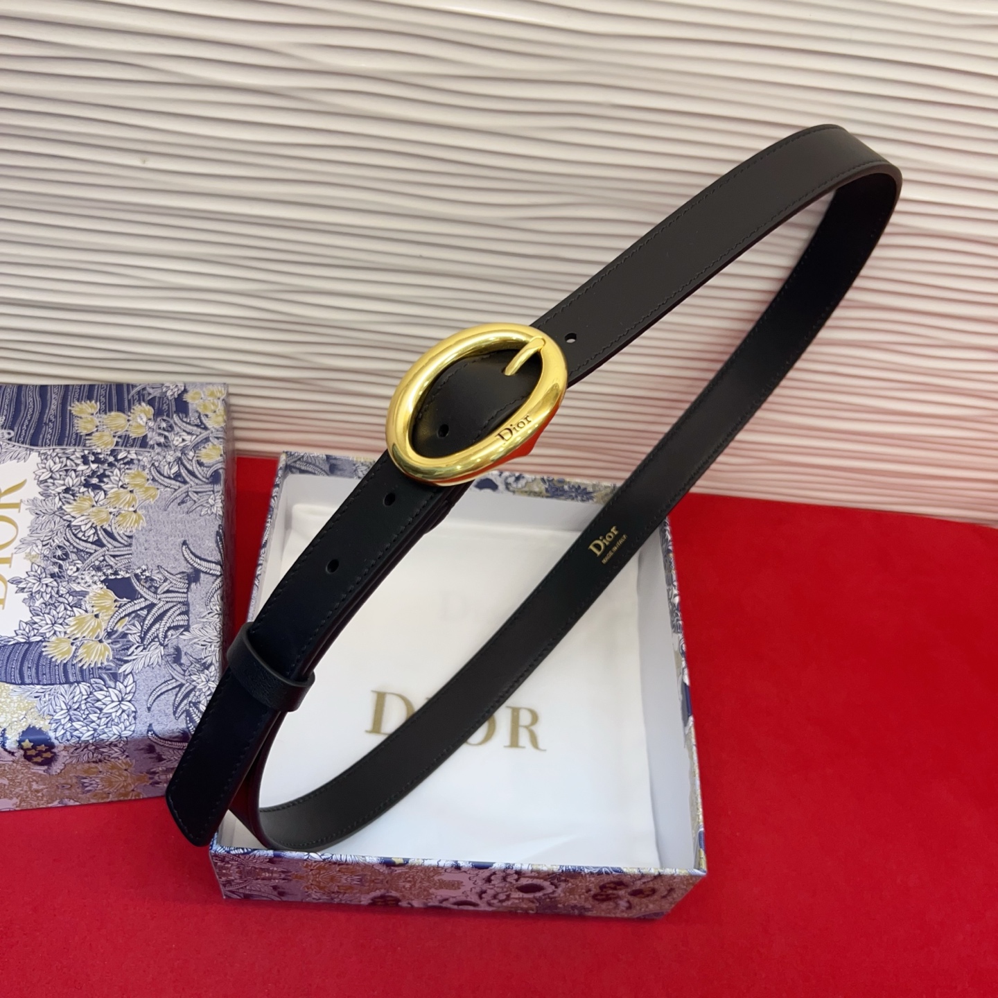 Dior 全新设计，适合日常使用。采用黑色光滑牛皮革精心制作，醒目的复古金色饰面金属腰带扣彰显优雅曲线设