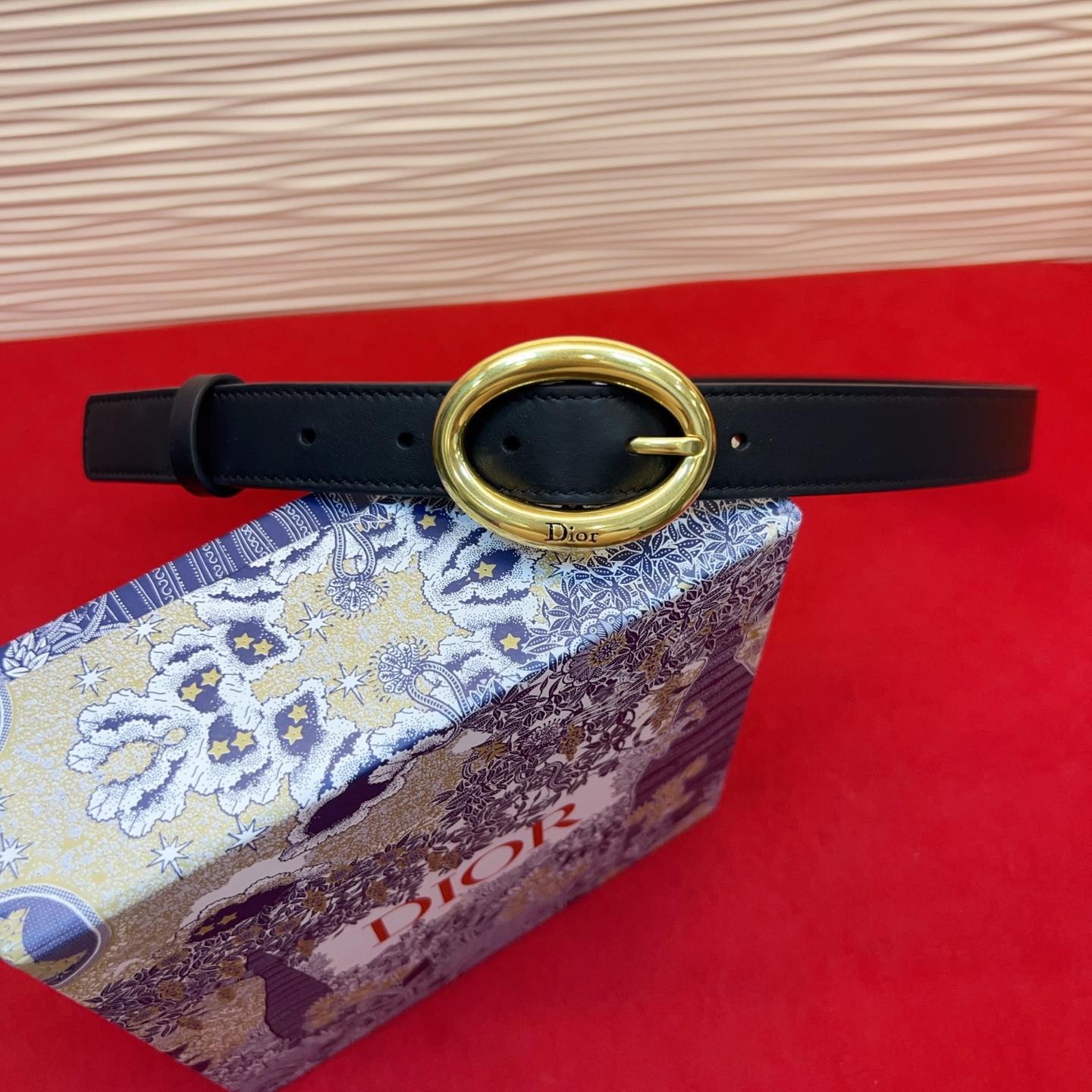 Dior 全新设计，适合日常使用。采用黑色光滑牛皮革精心制作，醒目的复古金色饰面金属腰带扣彰显优雅曲线设