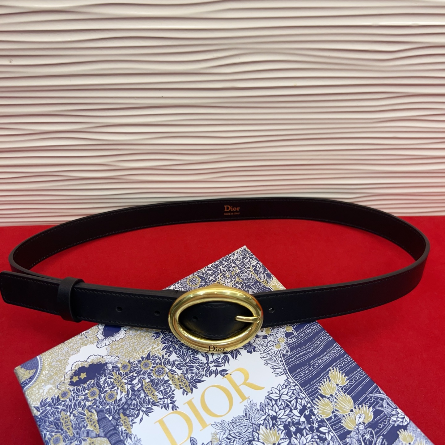 Dior 全新设计，适合日常使用。采用黑色光滑牛皮革精心制作，醒目的复古金色饰面金属腰带扣彰显优雅曲线设