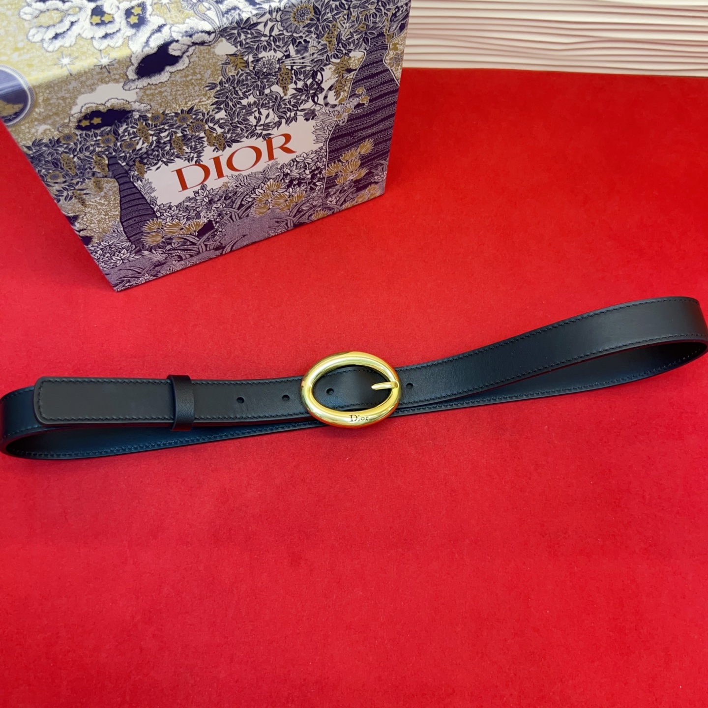 Dior 全新设计，适合日常使用。采用黑色光滑牛皮革精心制作，醒目的复古金色饰面金属腰带扣彰显优雅曲线设