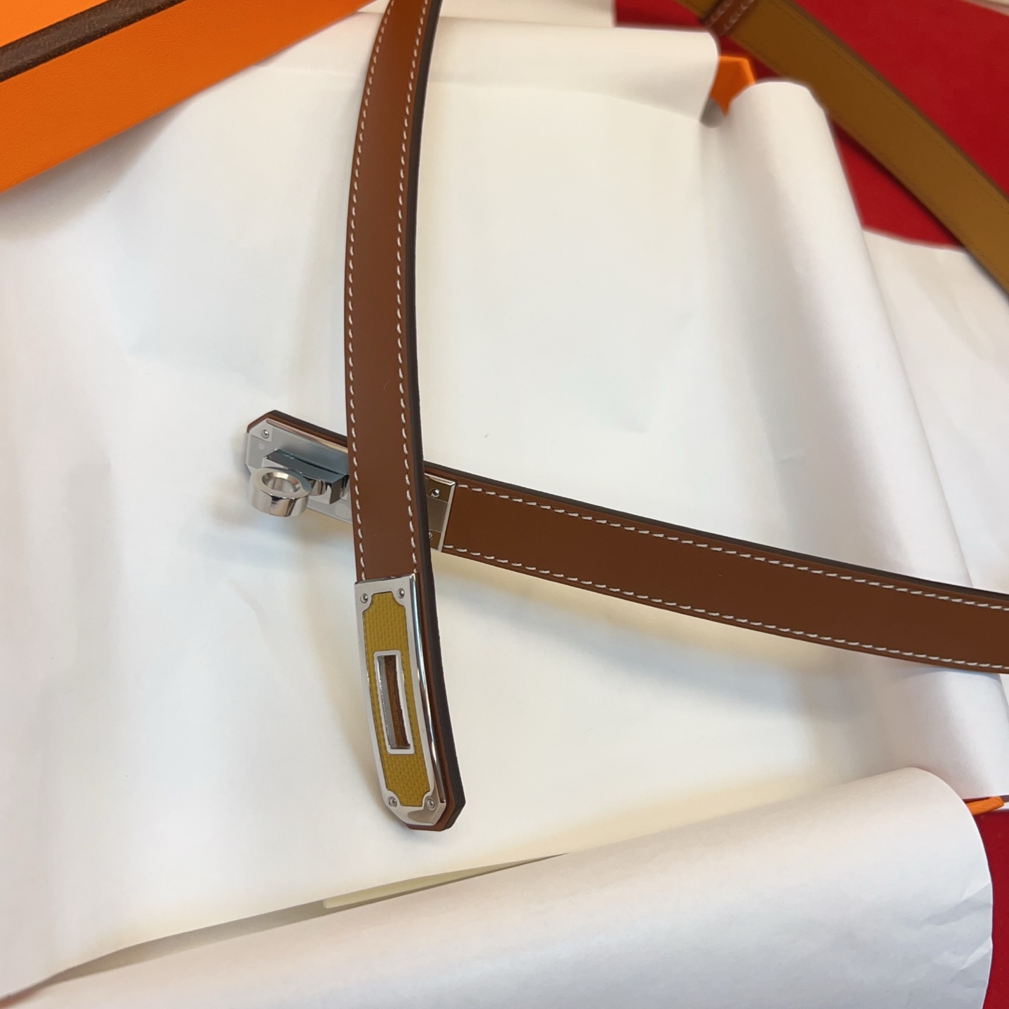 Kelly 平纹1.8腰带EPsom小牛皮腰带，搭配金Kelly皮带扣。借助巧妙的可调节设计，可以将腰带