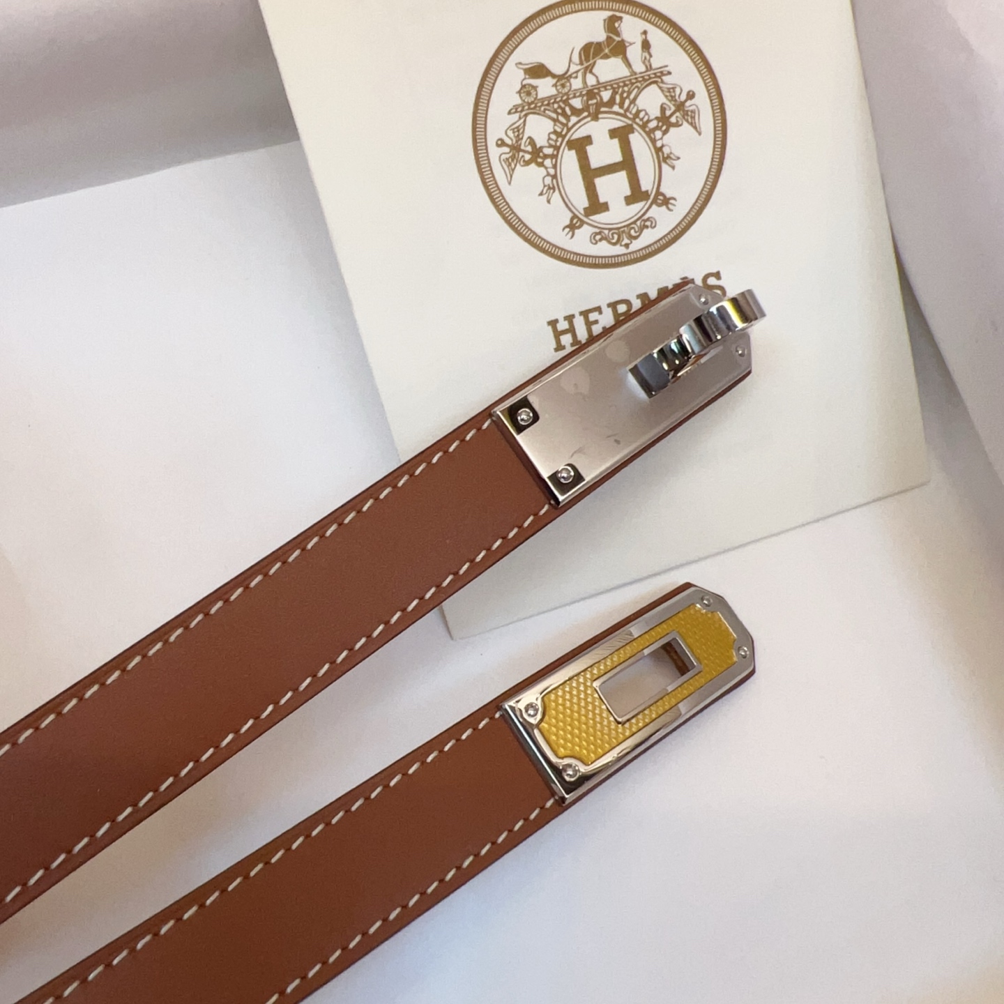 Kelly 平纹1.8腰带EPsom小牛皮腰带，搭配金Kelly皮带扣。借助巧妙的可调节设计，可以将腰带
