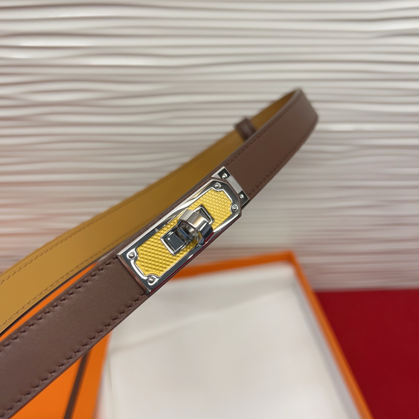 Kelly 平纹1.8腰带EPsom小牛皮腰带，搭配金Kelly皮带扣。借助巧妙的可调节设计，可以将腰带
