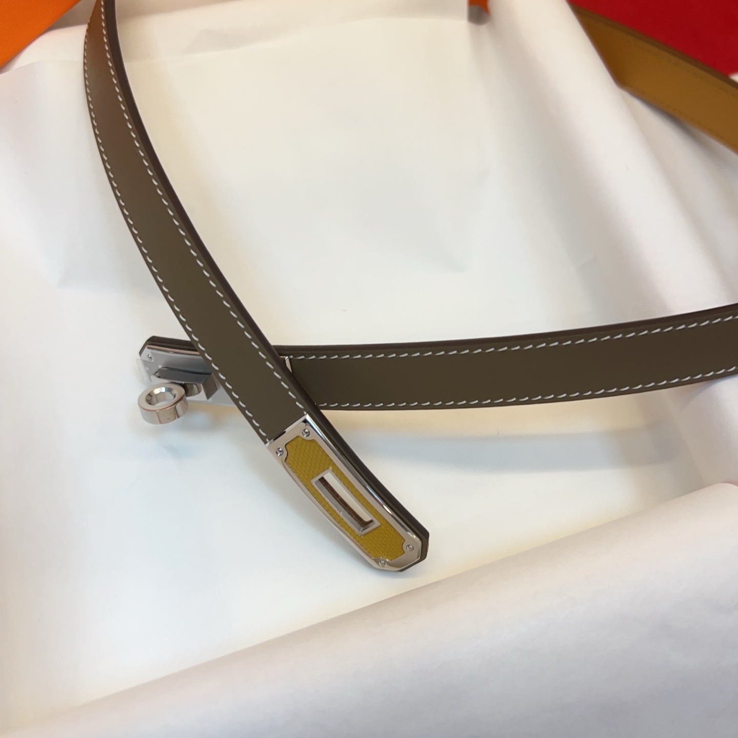 Kelly 平纹1.8腰带EPsom小牛皮腰带，搭配金Kelly皮带扣。借助巧妙的可调节设计，可以将腰带