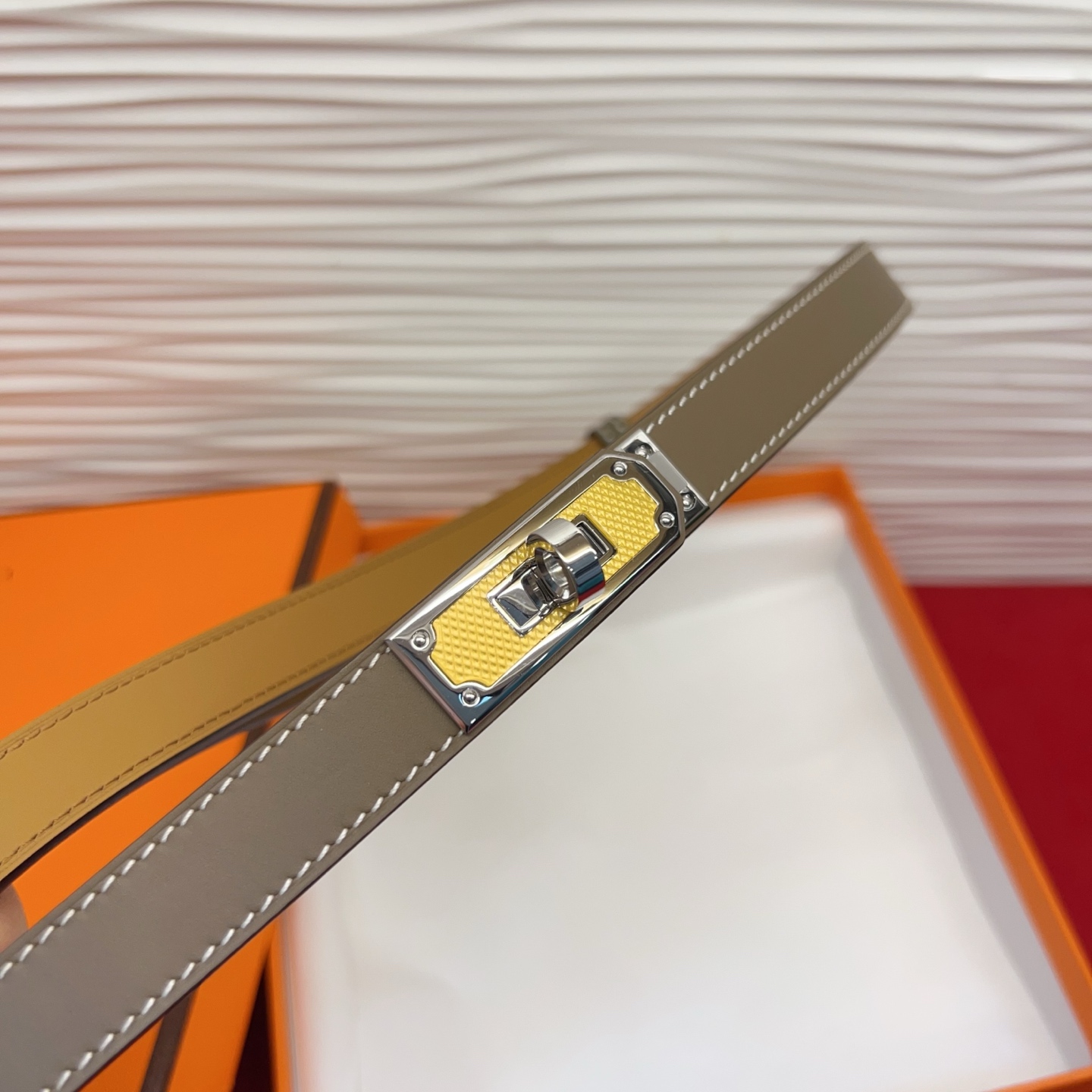 Kelly 平纹1.8腰带EPsom小牛皮腰带，搭配金Kelly皮带扣。借助巧妙的可调节设计，可以将腰带