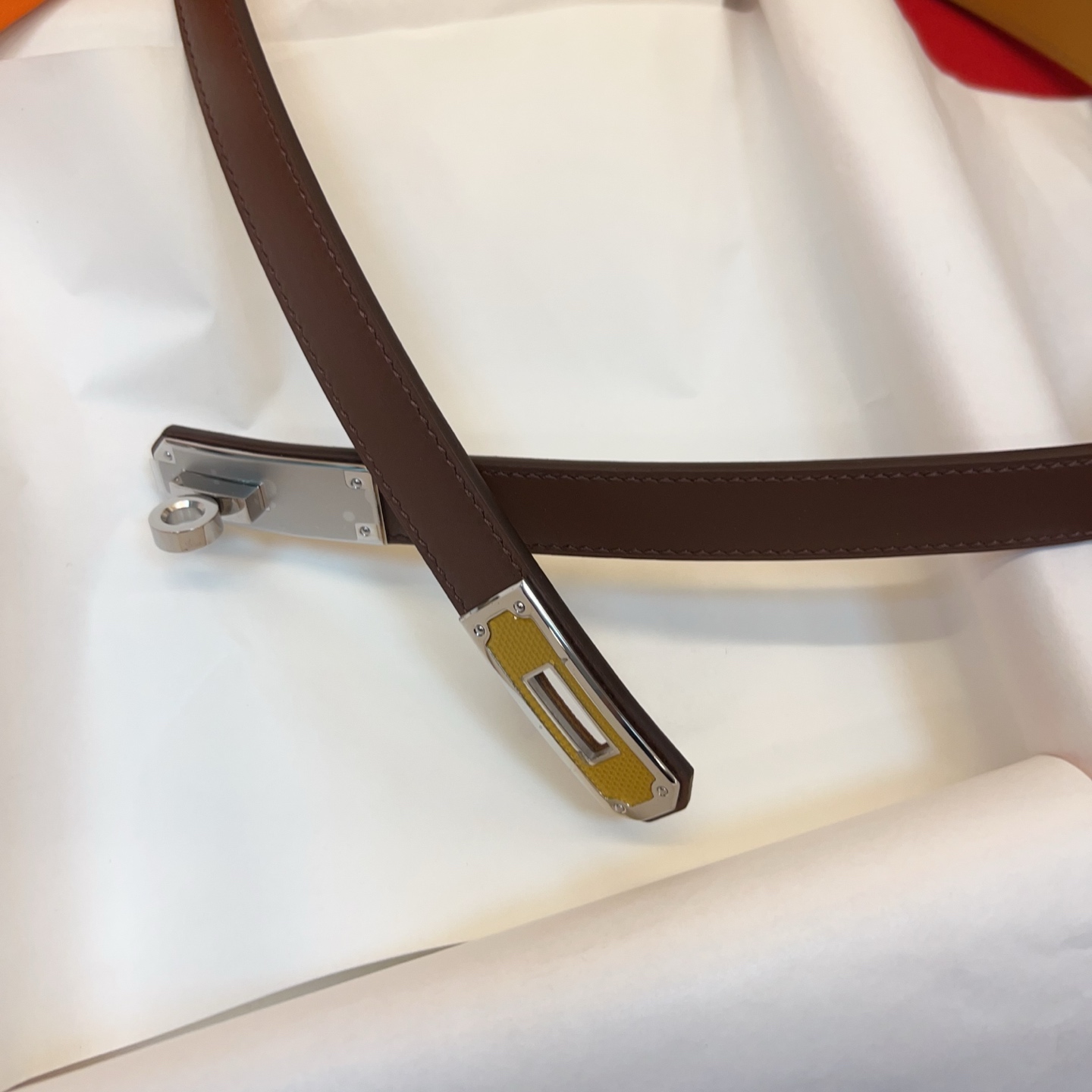 Kelly 平纹1.8腰带EPsom小牛皮腰带，搭配金Kelly皮带扣。借助巧妙的可调节设计，可以将腰带