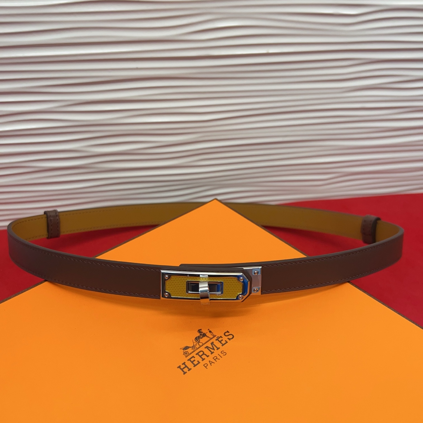 Kelly 平纹1.8腰带EPsom小牛皮腰带，搭配金Kelly皮带扣。借助巧妙的可调节设计，可以将腰带