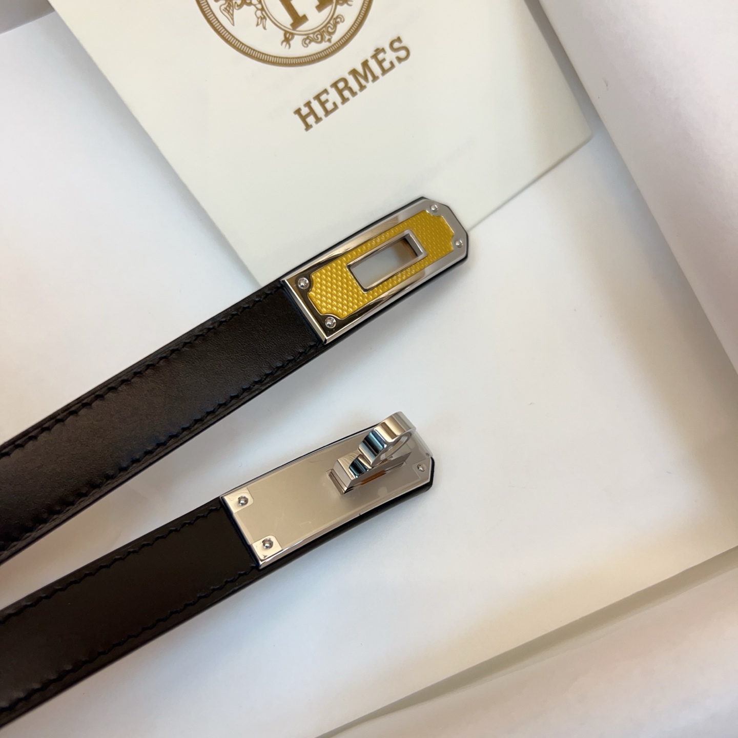 Kelly 平纹1.8腰带EPsom小牛皮腰带，搭配金Kelly皮带扣。借助巧妙的可调节设计，可以将腰带