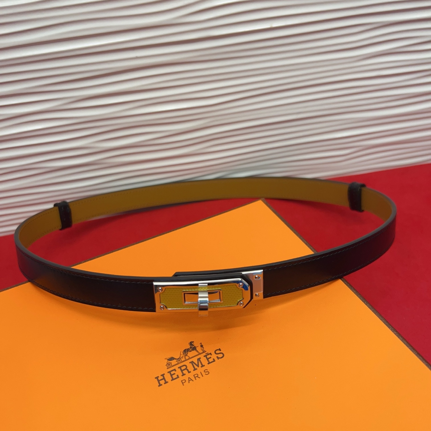 Kelly 平纹1.8腰带EPsom小牛皮腰带，搭配金Kelly皮带扣。借助巧妙的可调节设计，可以将腰带
