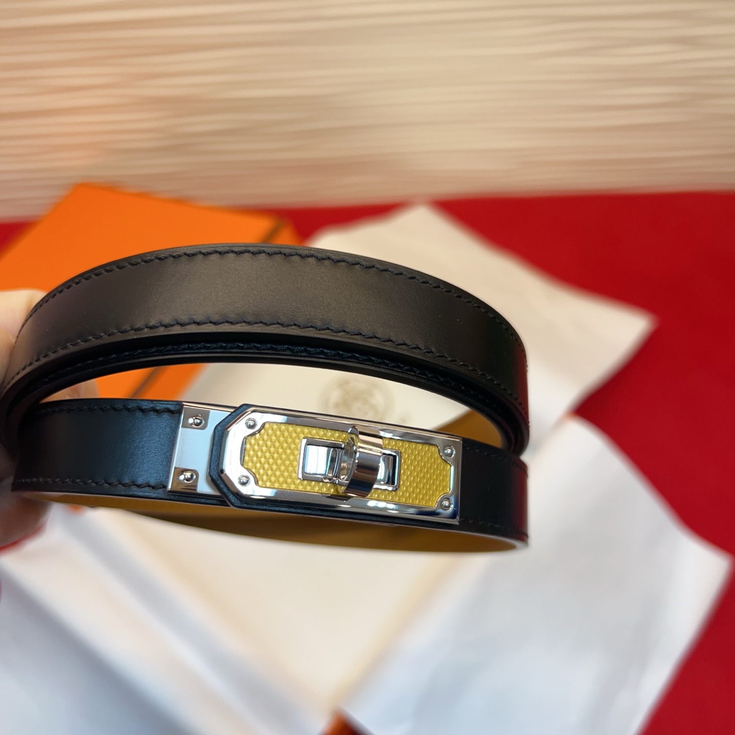 NO:882738,Original Kelly plain 1.8 belt Epsom calfskin belt with gold Kelly belt buckle. With the clever adjustable design, the belt can be tied around the waist or hip. Steel buckle. One size fits all, belt, cowhide19860909原单 Kelly 平纹1.8腰带Epsom小牛皮腰带,搭配金Kelly皮带扣. 借助巧妙的可调节设计,可以将腰带系于腰间或髋部.钢扣.均码,皮带,cowhide,Belt